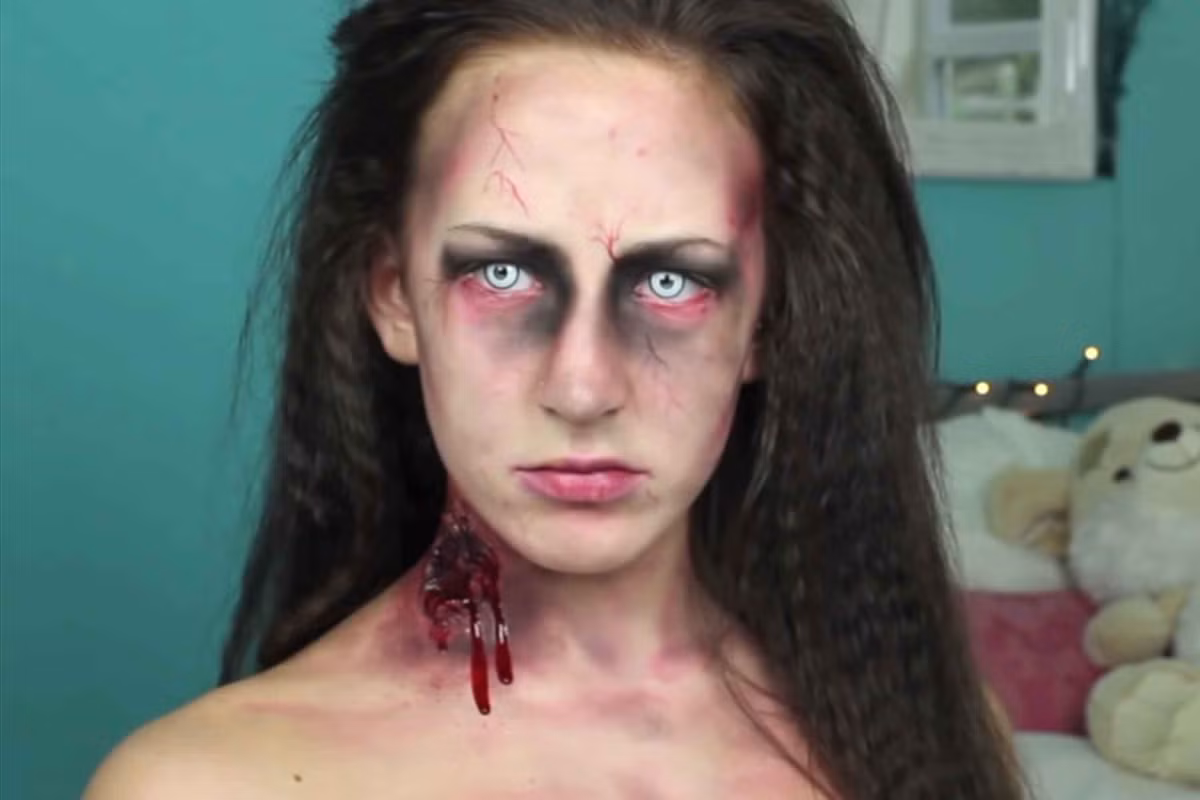 Còn muốn hình ảnh thật kinh dị thì bạn hãy biến hóa thành zombie (thây ma) với gương mặt đáng sợ như trong hình.
