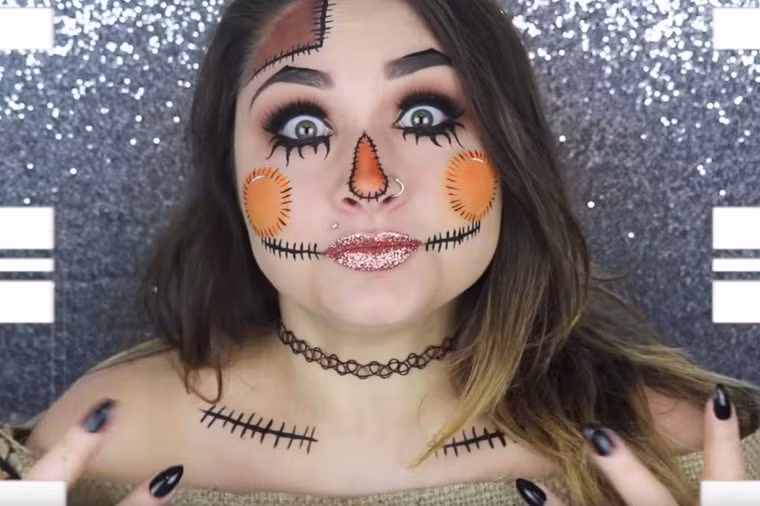 Make-up khuôn mặt giống một chú hề cũng là ý tưởng không tồi.