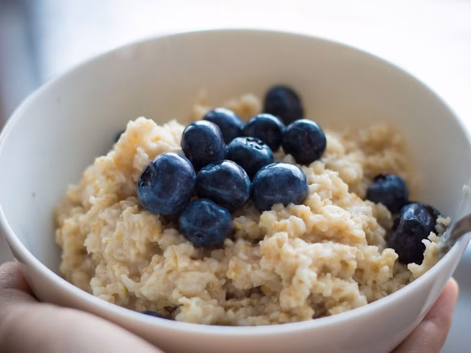 Yến mạch từ lâu đã là món ăn chay giàu protein được nhiều người yêu thích. Ít natri nhưng yến mạch lại chứa hàm lượng protein và chất xơ cao.
