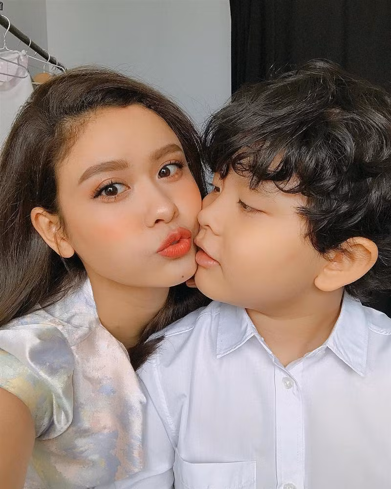 Trương Quỳnh Anh khép lại tin sao Việt với lời khen dành cho con trai: "Sáng nay 2 mẹ con đi làm chung, em rất ngoan và làm việc rất chuyên nghiệp, các cô chú ai cũng khen làm mẹ nở mặt nở mũi quá... yêu em".