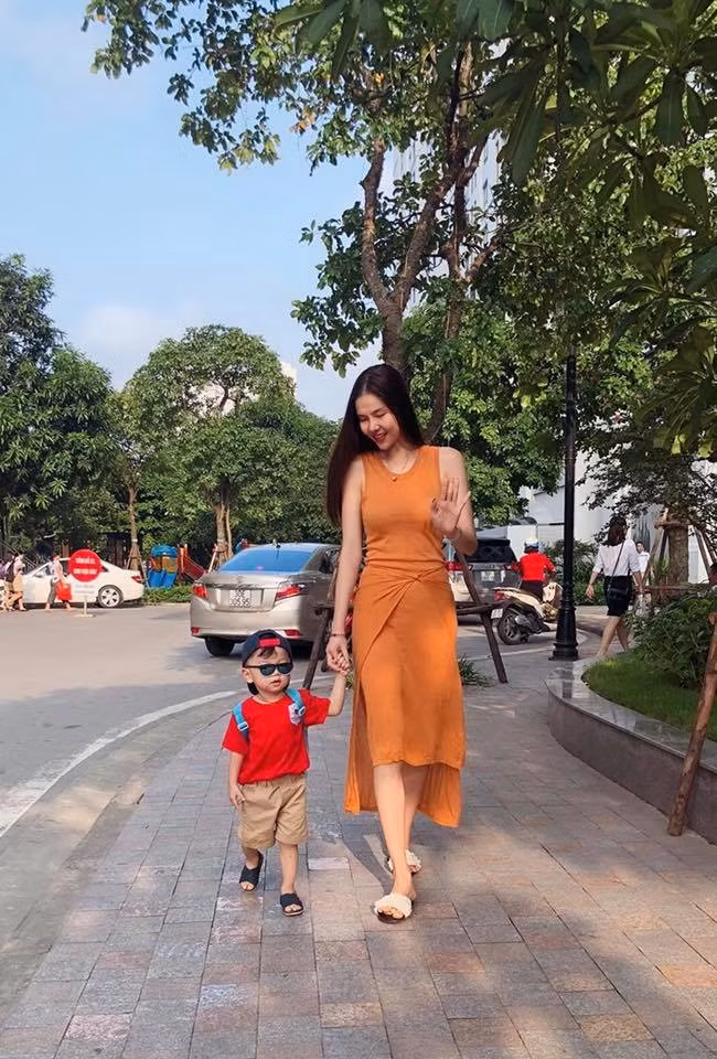 Mạc Hồng Quân chia sẻ hình ảnh bà xã Kỳ Hân đưa con tới trường sáng đầu tuần.