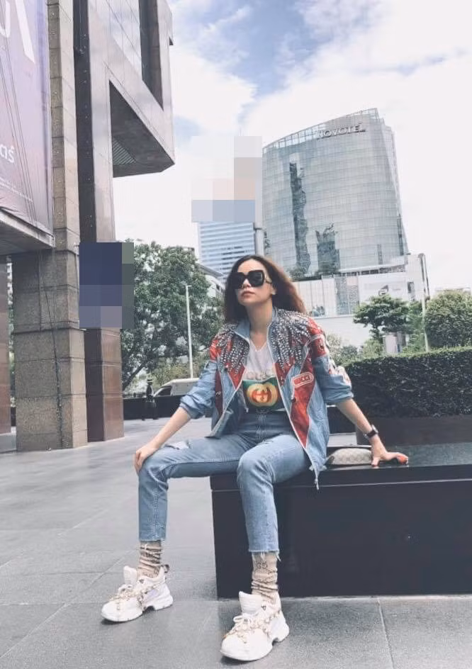 Hồ Ngọc Hà tiết lộ cách giải tỏa bản thân sau những giờ phút làm việc: "Sau những sự kiện Hà thường chọn một mình ở đâu đó để cảm nhận hai thái cực khác nhau, những trạng thái đối lập để hiểu hơn về cảm xúc. Nói ít làm nhiều, dành một ít thời gian cho bản thân. Cần yêu bản thân nhiều hơn chút nữa".