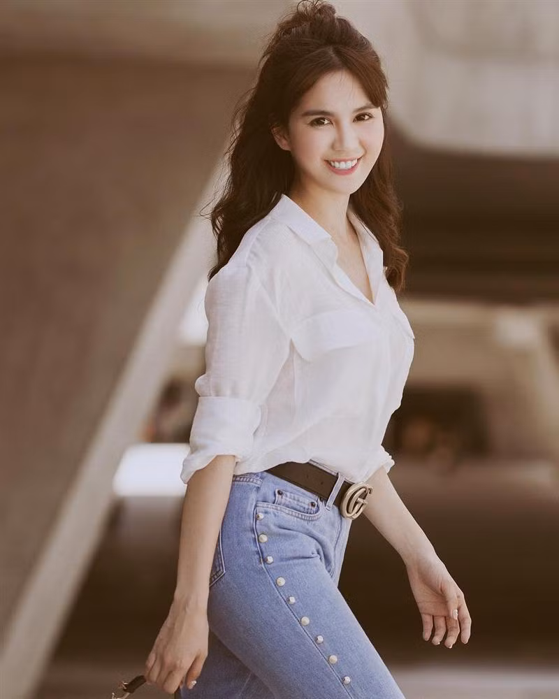 Ngọc Trinh mở đầu tin sao Việt với lời nhắn nhủ tới các chị em: "Đàn bà nhất định phải trải qua vài lần đau lòng, để lại vài vết sẹo trong đời thì mới đủ trưởng thành. Đừng sợ, sau đau thương sẽ luôn là mạnh mẽ và kiên cường. Phụ nữ chỉ hạnh phúc khi biết hưởng thụ, phải xinh đời mới nở hoa nên luôn phải đẹp hơn nữa".