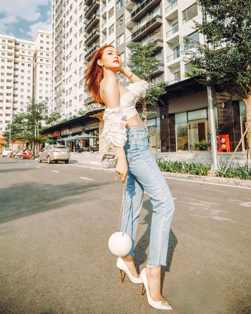 Minh Hằng hóm hỉnh bật mí về bức ảnh xuống phố: "Không được post hình lúc quay nên đành xách váy ra đường loay hoay".