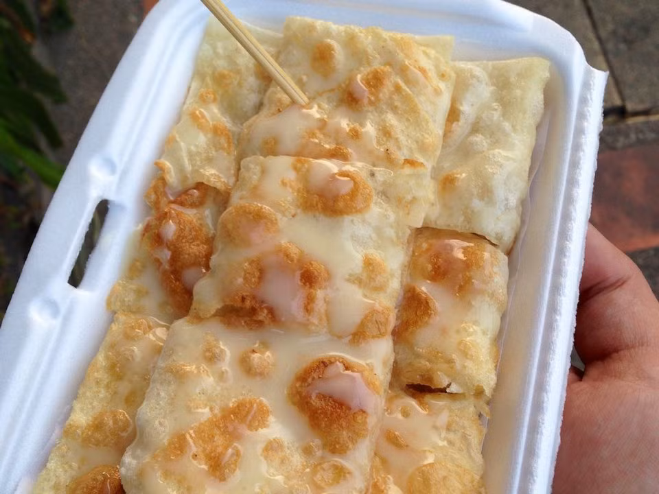 Bánh Roti của Thái Lan được làm từ trứng và sữa đặc có đường. Đôi khi, người ta còn thêm vài lát chuối tươi hoặc các loại trái cây để tăng hương vị.