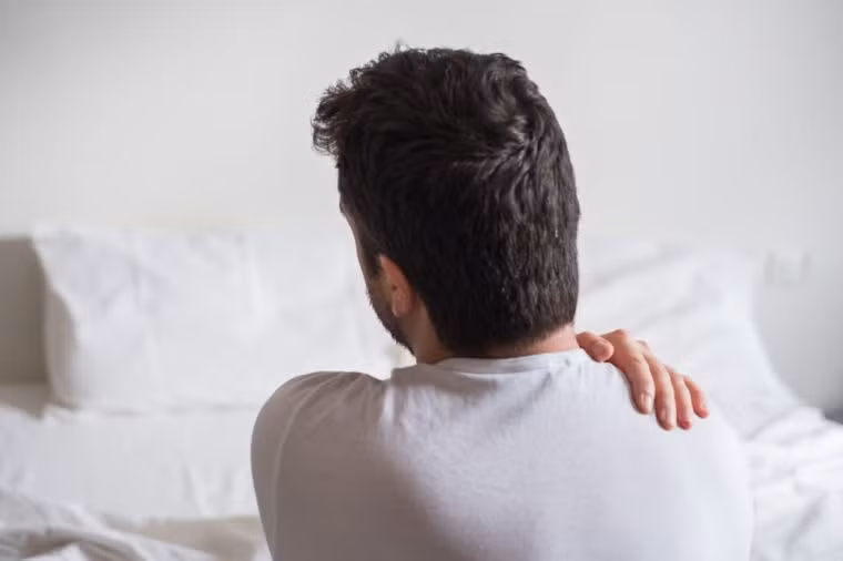 Bị đau lưng hoặc đau cổ: Khi đệm trở nên cũ hơn, nó sẽ trở nên mềm mại hơn và ít hỗ trợ cột sống hơn. Điều này gây ra cảm giác đau lưng hay đau cổ khi thức dậy vào sáng hôm sau.