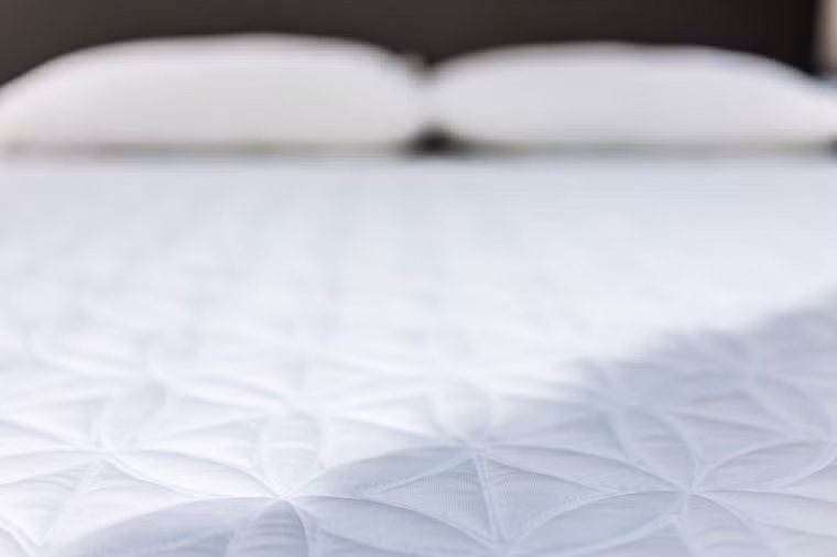 Tóm lại, việc nằm trên đệm cũ có thể khiến bạn ngủ ít hoặc kém chất lượng hơn - dẫn đến nhiều vấn đề sức khỏe khác như buồn ngủ ban ngày, khó tập trung, bệnh tim, tăng huyết áp, đột quỵ, tiểu đường, trầm cảm và tăng cân...Ảnh: RD. 
