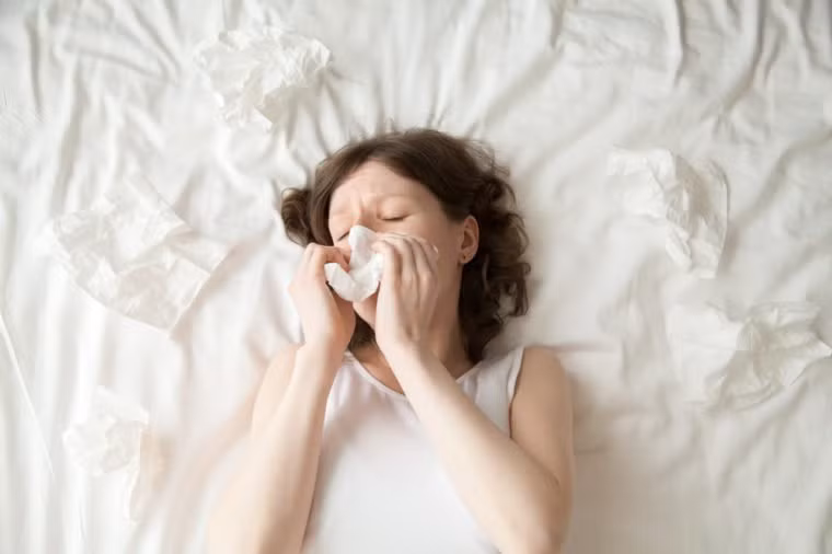 Có thể bị dị ứng, mắc bệnh từ bọ ve, bụi từ đệm cũ: Đệm cũ là nơi tiềm ẩn bọ ve sinh sôi nảy nở nhiều hơn. Khi cơ thể chúng ta thải ra da chết và các loại mồ hôi dầu ra đệm thì nó thu hút rất nhiều bụi bẩn, bọ ve. Tiếp xúc với hai đối tượng nguy hiểm tiềm ẩn này, có thể khiến da bạn dễ mắc bệnh chàm, nhiễm khuẩn...