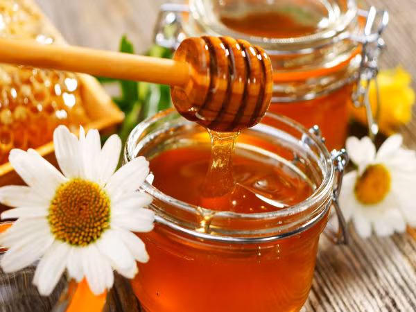 Mật ong chứa các hợp chất chống khuẩn và giúp khỏi bệnh nhanh. Khi bạn bị đau cổ họng do nhiễm khuẩn, hãy dùng một thìa mật ong hàng ngày.