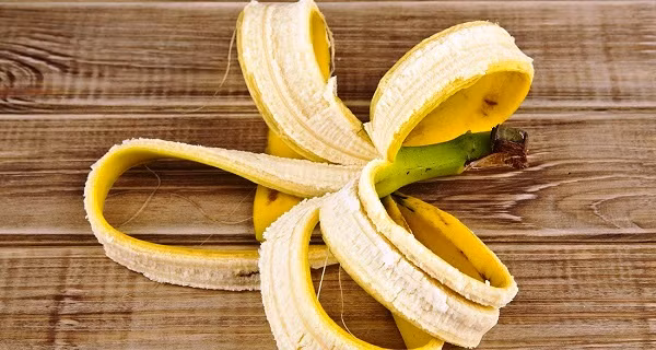 Trị vết bầm tím: Đơn giản chỉ cần đặt một miếng vỏ chuối vào nơi bạn bị bầm tím. Dần dần, chất dinh dưỡng kì diệu trong vỏ chuối giúp làm mờ vết bầm tím.