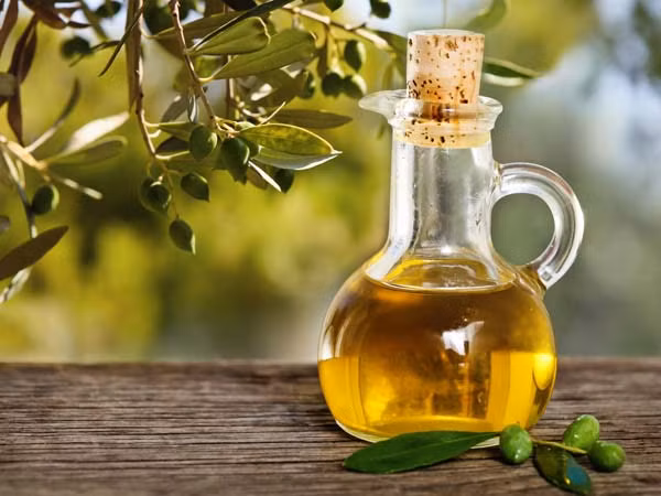 Dầu oliu có tác dụng kích thích mọc tóc, dài mi, làm rậm lông mày. Các bước thực hiện tương tự như đối với dầu dừa.