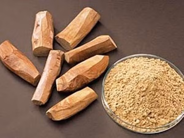 Bột gỗ đàn hương cũng rất hữu ích trong việc loại bỏ mùi hôi. Lấy một ít bột gỗ đàn hương và thêm nước thành hỗn hợp nhuyễn để bôi lên nách, chờ khô rửa lại bằng nước sạch. Ảnh: Boldsky.