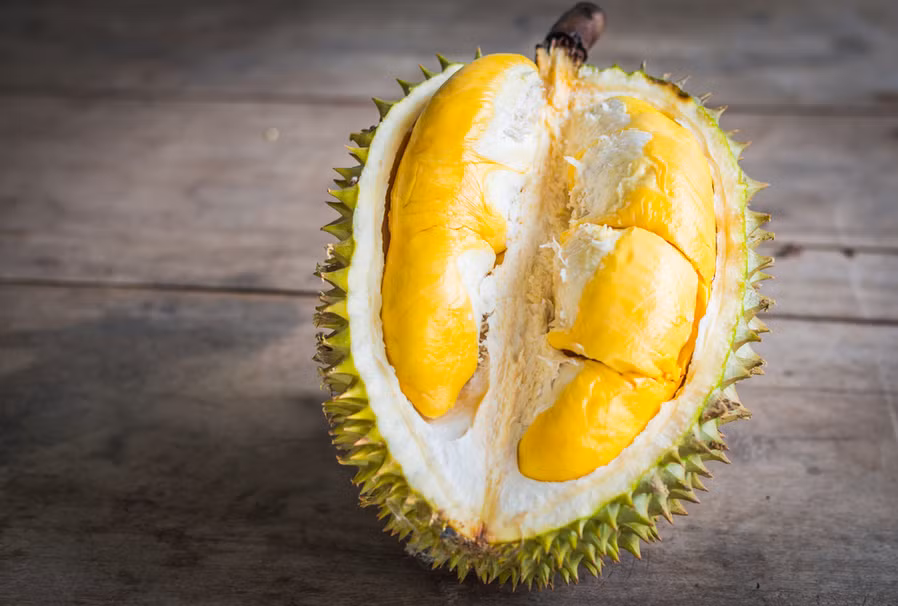 Sầu riêng được mệnh danh là “vua trái cây” nhưng lại là một trong những món ăn Việt đáng sợ nhất đối với nhiều du khách.