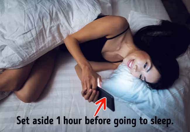 Sử dụng điện thoại thông minh trước khi đi ngủ ức chế việc sản xuất melatonin, có thể làm gián đoạn lịch ngủ của bạn. Điều này cũng ảnh hưởng nghiêm trọng tới hệ miễn dịch và nội tiết của bạn.