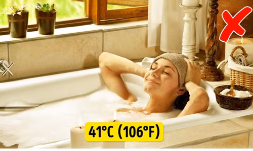 Tắm nước quá nóng có thể là cách thư giãn tốt nhất nhưng làm điều này thường xuyên không hề tốt cho làn da của bạn. Tắm nước quá nóng có thể gây kích ứng da, khô, nhiễm trùng và ngứa. Ảnh: BS, Desposito. 