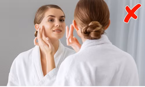 Chỉ dưỡng ẩm trên mặt là một trong những thói quen sai lầm mà nhiều người vẫn mắc. Các bộ phận khác như tay chân cổ hay toàn thân cũng cần được dưỡng ẩm trong mùa đông.