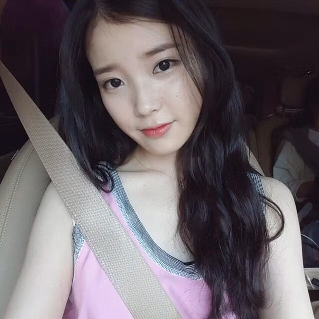 1. IU: Khi giảm cân, IU cả ngày chỉ ăn táo, khoai lang, các loại bột protein lắc. Kiểu ăn đã ít lại còn tập thể dục nặng của IU khiến fan thì lo cho sức khỏe của cô nàng nhưng thành quả là nữ ca sĩ ép được 4kg chỉ trong 4 ngày.