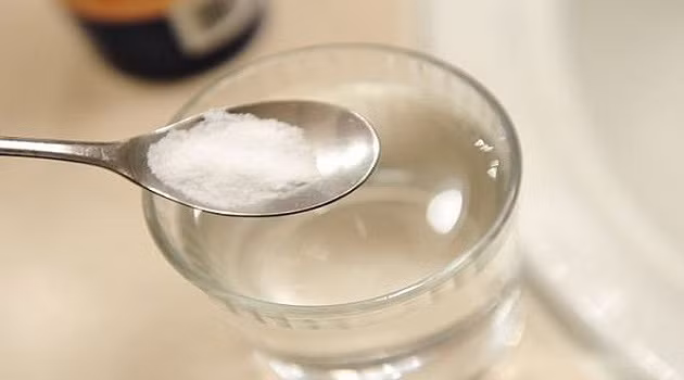 Súc miệng bằng nước muối ấm là một cách tuyệt vời để ngăn ngừa sự tích tụ các vi khuẩn truyền nhiễm trong cổ họng và miệng.