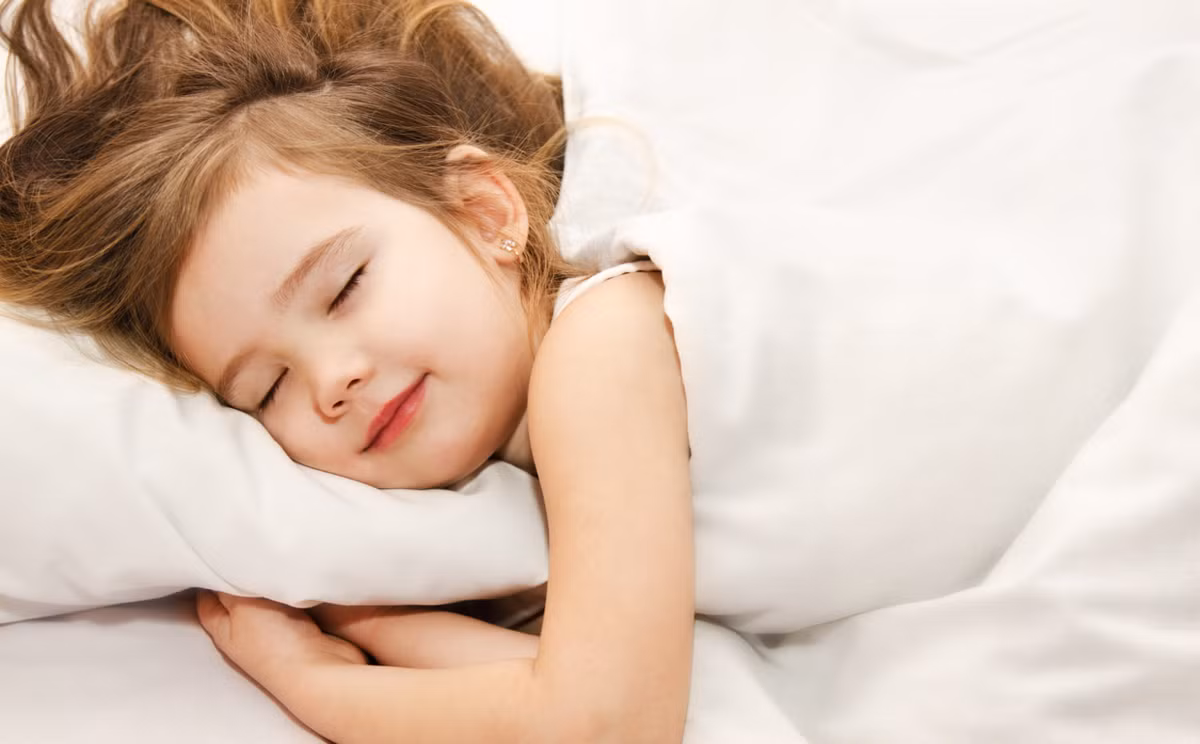 Đi ngủ sớm giúp kiềm chế được những cơn thèm ăn không lành mạnh và ngăn không cho cơ thể nhận thêm calo. Ngoài ra, giấc ngủ ngon và đủ là rất cần thiết cho việc duy trì trọng lượng.