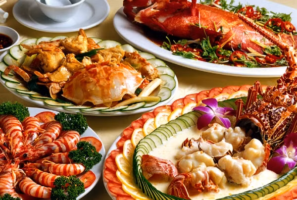 Đôi khi bạn nấu quá nhiều thức ăn nên không thể xử lý hết trong một bữa. Vì muốn tránh lãng phí, bạn quyết định cất vào tủ để qua đêm. Đó là thói quen của rất nhiều người. Tuy đây thực sự là việc làm tốt nhưng không phải loại thực phẩm nào cũng có thể để đến ngày hôm sau vì chúng có thể bị biến chất cho dù bạn có giữ trong tủ lạnh. Dưới đây là 6 loại thực phẩm nấu chín mà bạn tuyệt đối không để qua đêm.