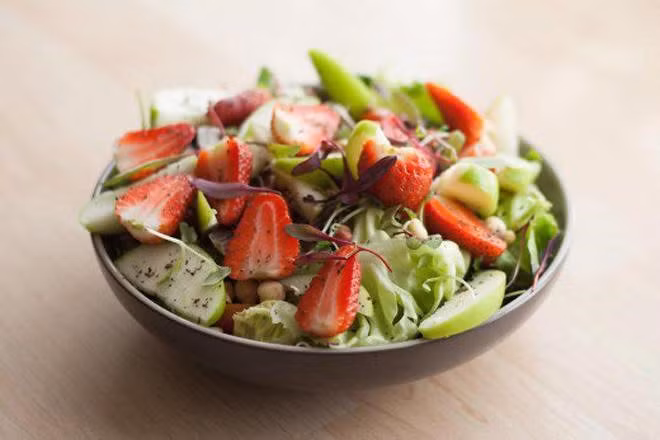5. Salad: Salad có chứa nhiều thành phần như dấm, rau củ, trái cây,… Dù bạn có cất salad vào trong tủ lạnh để qua đêm thì salad vẫn dễ bị nấm mốc, gây nguy hại cho sức khỏe.