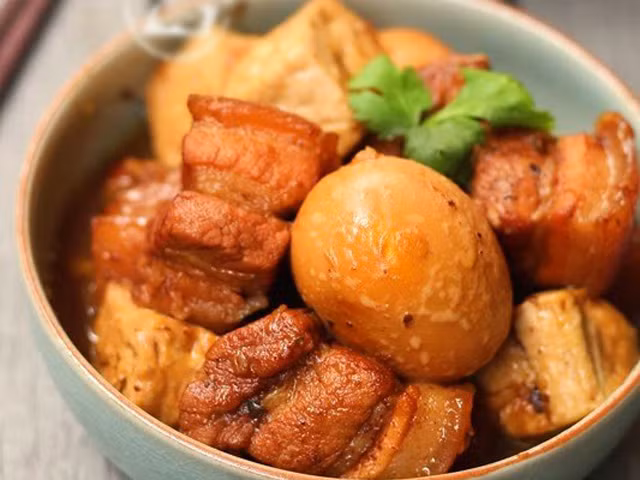 Món thịt kho thân thuộc cũng thường được ăn vào đầu năm mới. Những miếng thịt vuông, quả trứng tròn là biểu hiện hài hòa cho tính hài hòa âm dương, sự vuông tròn cho cả năm. Nguồn ảnh: Inernet.