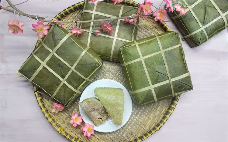 Trong ngày Tết của mỗi gia đình Việt không thể thiếu được món bánh chưng, bánh tét. Món bánh truyền thống này là lời mong ước một năm mới dồi dào, no đủ, sung túc và thịnh vượng.