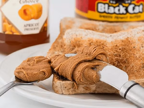 Bơ đậu phộng phết bánh mì nguyên hạt là một món ăn nhẹ ngon miệng và cũng hỗ trợ giảm cân tốt hơn vào ban đêm.