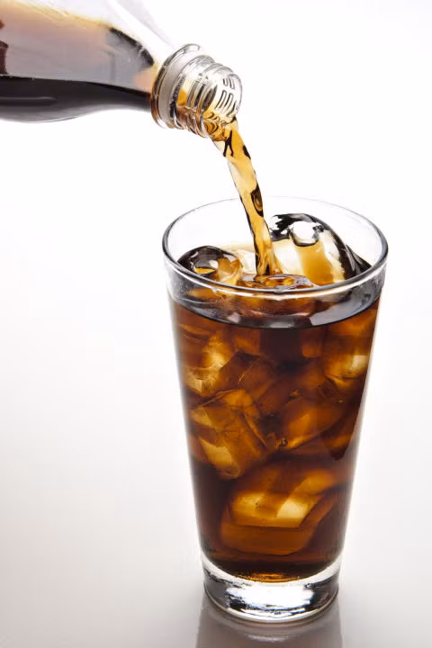 Nói không với đồ uống ăn kiêng. Chúng thường sử dụng các chất tạo ngọt nhân tạo, không thể làm thỏa cơn khát của bạn mà còn khiến bạn có xu hướng ăn nhiều hơn.