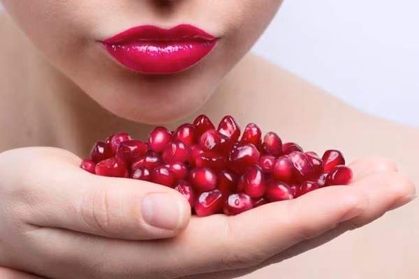 Lựu dưỡng ẩm cho đôi môi khô, nứt nẻ và trị sạm môi. Bạn có thể trộn 1 muỗng canh hạt lựu nghiền nát với ít sữa kem và nước hoa hồng, chà nhẹ hỗn hợp trên môi trong vài phút rồi rửa lại bằng nước ấm. Thực hiện thường xuyên mỗi ngày để đạt hiệu quả cao.