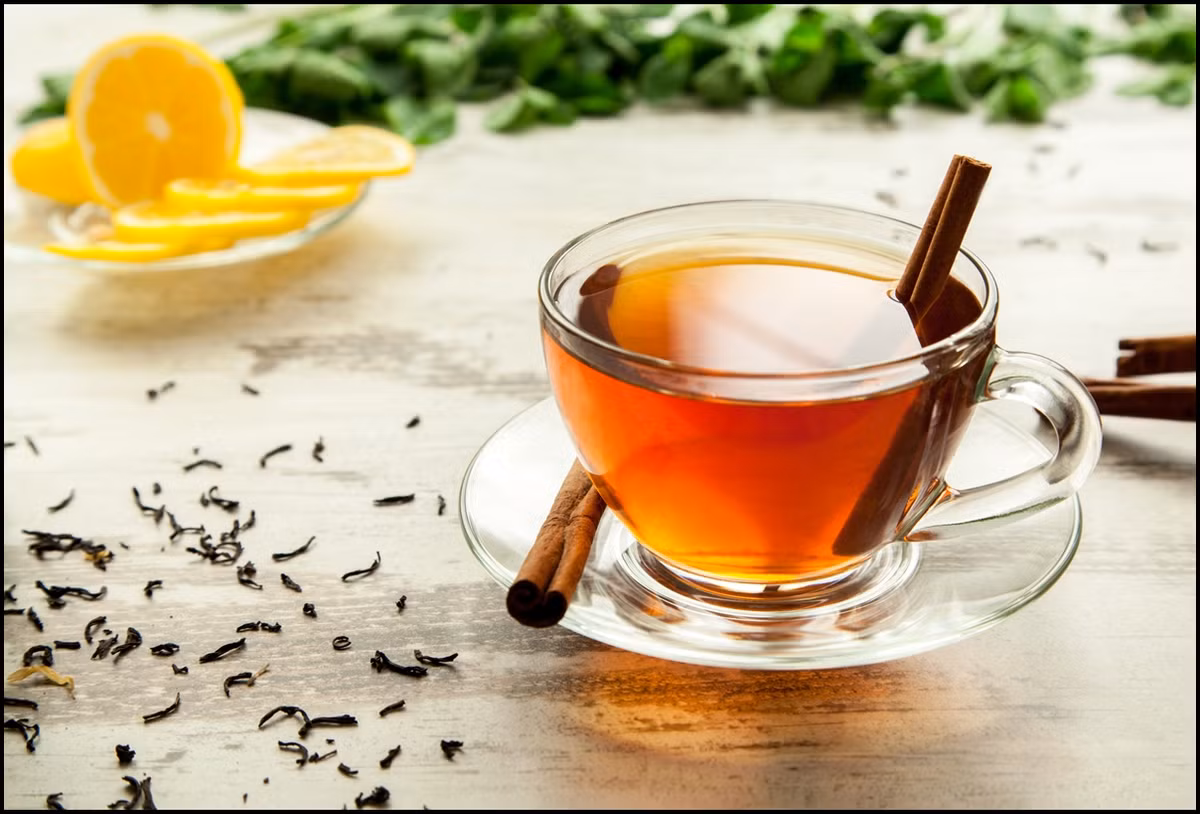 Trà quế không chỉ trị chứng mất ngủ mà còn kiểm soát lượng đường trong máu, giảm cholesterol, tăng cường hệ thống miễn dịch, cải thiện tiêu hóa, giảm viêm. Uống trà quế sẽ giúp bạn chìm vào giấc ngủ nhanh hơn và cải thiện chất lượng giấc ngủ. Ảnh: Internet.