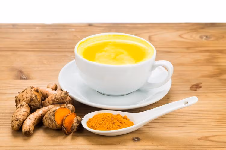Trà nghệ làm giảm viêm, giảm lượng đường trong máu, giúp giải độc gan, tăng cường hệ miễn dịch và làm dịu hệ tiêu hóa, qua đó giúp bạn ngủ ngon hơn và thức dậy khỏe khoắn hơn.