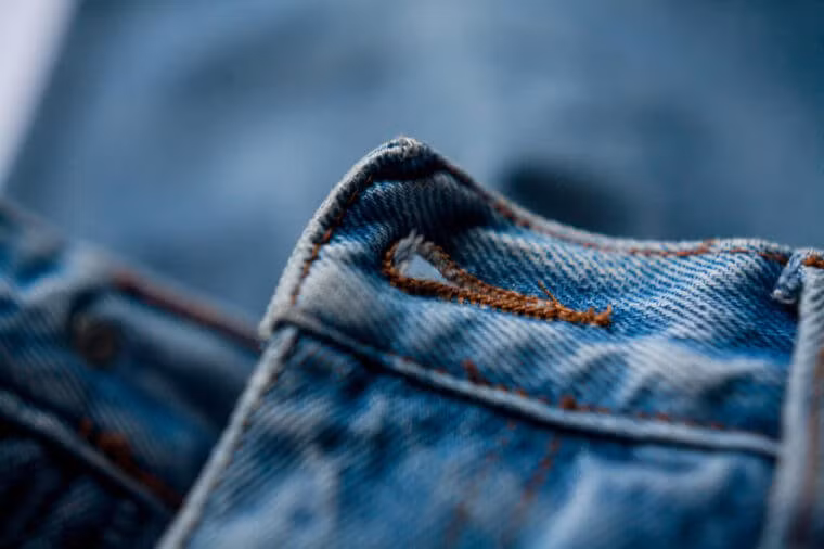 Quần jeans quá chật sẽ nén các dây thần kinh ở vùng háng và chân, làm giảm lưu lượng máu xuống dưới bàn chân. Điều này có thể dẫn đến tổn thương cơ bắp, sưng, và tê chân.