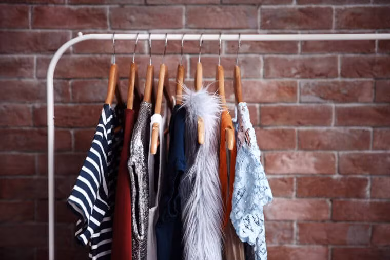 Các loại vải nhân tạo như polyester, nylon, rayon và acrylic chứa nhiều thuốc nhuộm và hóa chất. Thói quen ăn mặc các trang phục từ vải này có thể gây hại sức khỏe, làm tổn thương gan.