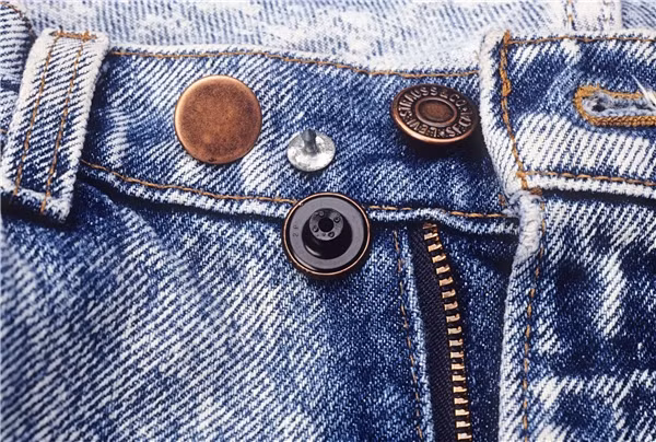 Quần jeans hoặc bất kì loại trang phục nào có nút đinh tán đều ẩn chứa nguy cơ gây hại sức khỏe của bạn. Bởi những chiếc nút này có chứa niken – một trong những chất gây kích ứng da phổ biến nhất, có thể gây phát ban ngay dưới rốn. Ảnh: iStock.