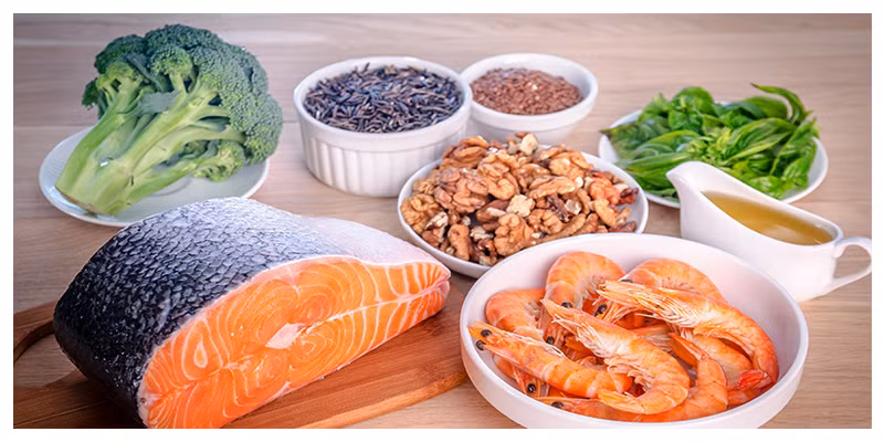 Thực phẩm giàu omega-3 như dầu cá, rau diếp và hạt chia giúp cải thiện sức khỏe làn da của chúng ta bằng cách chống lại mụn trứng cá, se khít lỗ chân lông cũng như giúp sáng da. Ngoài ra, chúng còn bảo vệ làn da khỏi tia UV và giảm nguy cơ ung thư.