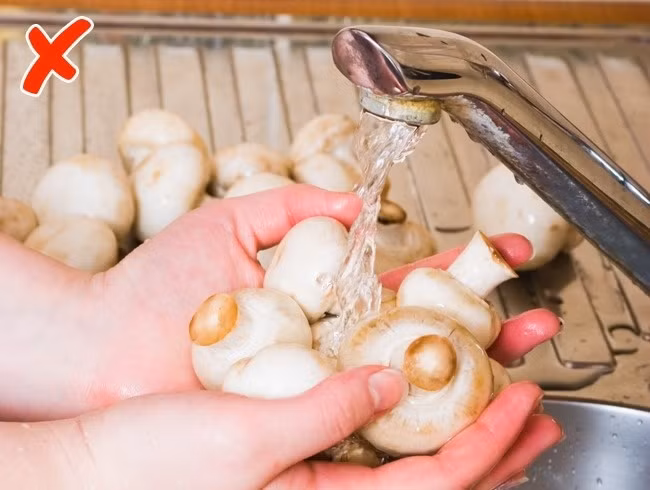 7. Nấm: Bạn không nên ngâm nấm trong một thời gian dài hoặc rửa chúng quá lâu bằng nước. Nấm hấp thụ nước rất tốt. Tốt nhất, bạn nên rửa sạch nấm thật nhanh và lau khô bằng khăn giấy. Đặc biệt, bạn chỉ nên rửa nấm trước khi nấu. Nếu không, chúng sẽ nhanh hỏng và mất độ đàn hồi.
