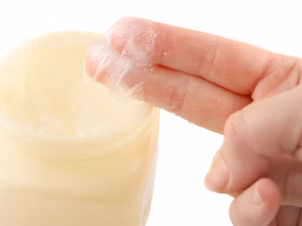 Bôi vaseline thể ngăn ngừa các nếp nhăn trên da. Thoa một ít vaseline trên trán và massage nhẹ nhàng trong vòng 5 phút. Làm điều này một lần/ngày trước khi ngủ.