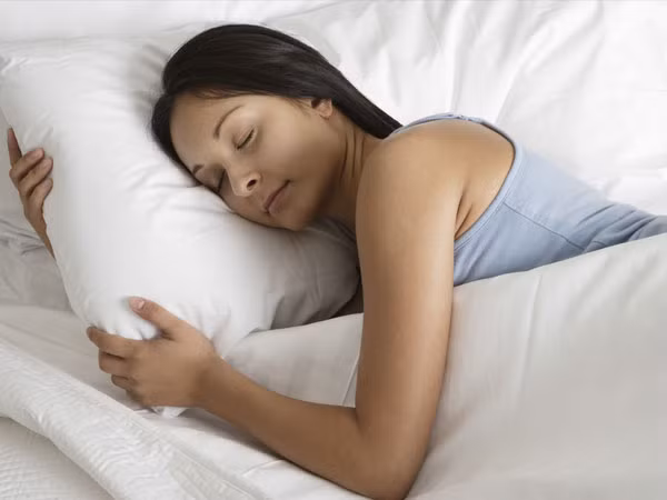 Nằm úp có thể làm cho nếp nhăn trên trán xuất hiện sớm hơn. Do đó khi ngủ bạn nên nằm ngửa hoặc nằm nghiêng.