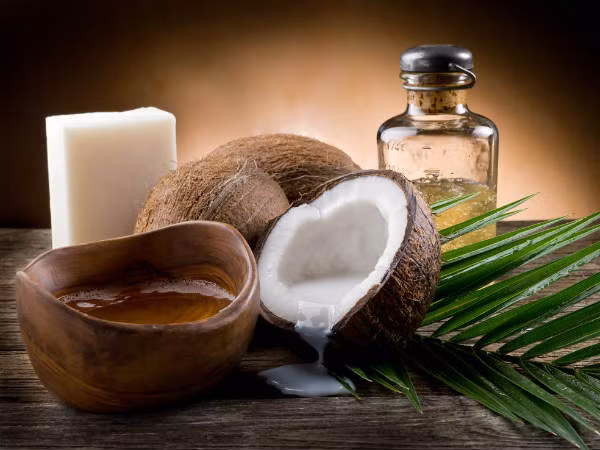 Dầu dừa có chứa chất chống oxy hóa giúp giữ ẩm da và giữ cho da khỏe và sáng. Massage trán nhẹ nhàng bằng dầu dừa mỗi ngày trước khi đi ngủ để nếp nhăn mờ đi nhanh.