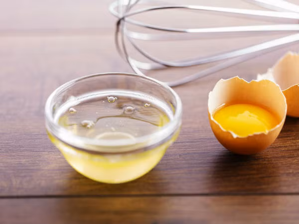 Mặt nạ trứng giàu collagen và protein, giúp làm giảm các nếp nhăn. Tách lấy lòng trắng của quả trứng đắp lên trán trong 15 phút, sau đó rửa lại bằng nước ấm. Lặp lại hàng ngày để có kết quả nhanh hơn.