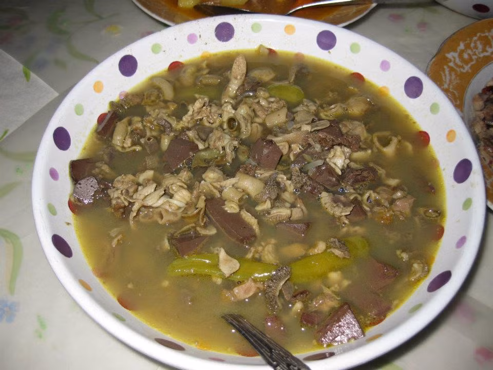 Papaitan: So với món thắng cố của Hà Giang, món đặc sản kinh dị này còn khó ăn hơn nhiều. Papaitan được làm từ lòng và thịt vụn của dê hoặc bò, hầm với mật của chúng.