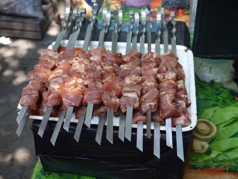 Dù mỗi gia đình lại có cách thức ướp thịt riêng nên món thịt nướng có những hương vị hấp dẫn riêng không lẫn vào đâu được nhưng vẫn mang đặc trưng cho ẩm thực Nga.