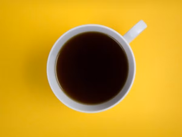 Caffeine trong cà phê gây co thắt các mạch máu, làm tăng áp huyết của bạn.