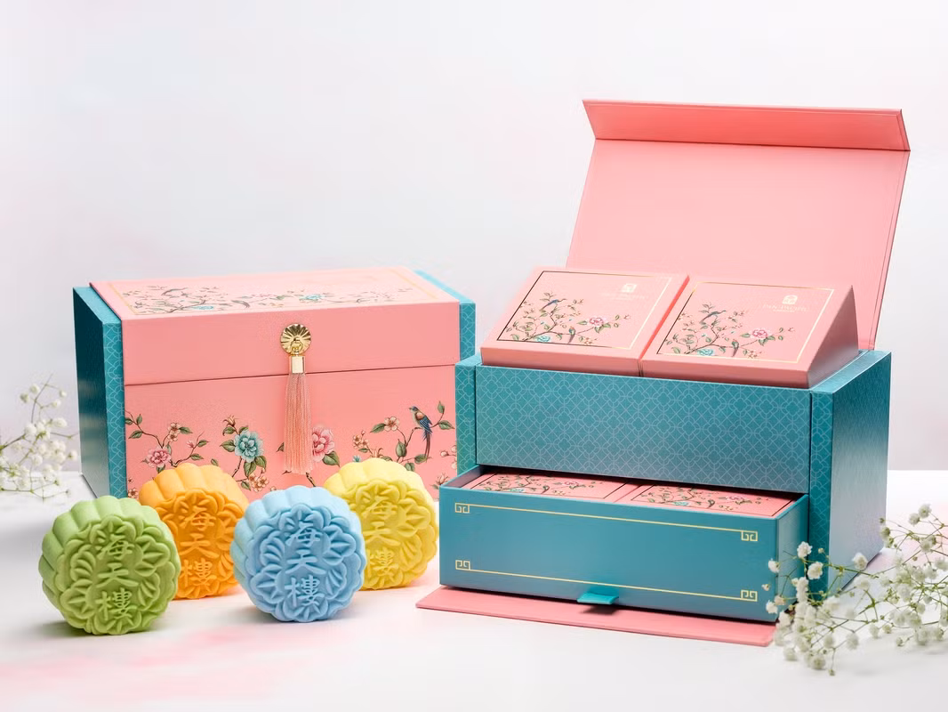 Bánh dẻo lạnh xuất hiện lần đâu tiên vào năm 1994 tại Singarpore với cái tên Snow Skinned. Loại bánh này khá giống với bánh mochi nổi tiếng của Nhật Bản.