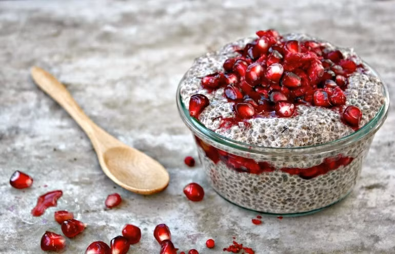 Việc thêm hạt chia vào các món bánh nướng và các món tráng miệng giúp bạn bổ sung protein.