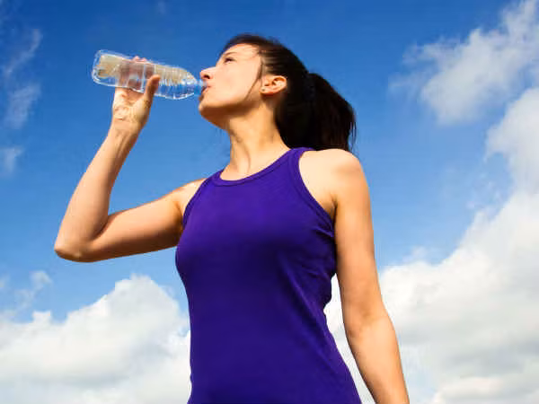 Nguyên nhân chính của sự yếu cơ là mất nước. Uống đủ nước có thể giúp tăng cường cơ và giảm sự yếu cơ. Hãy uống 10 ly nước mỗi ngày. Ảnh: Boldsky.