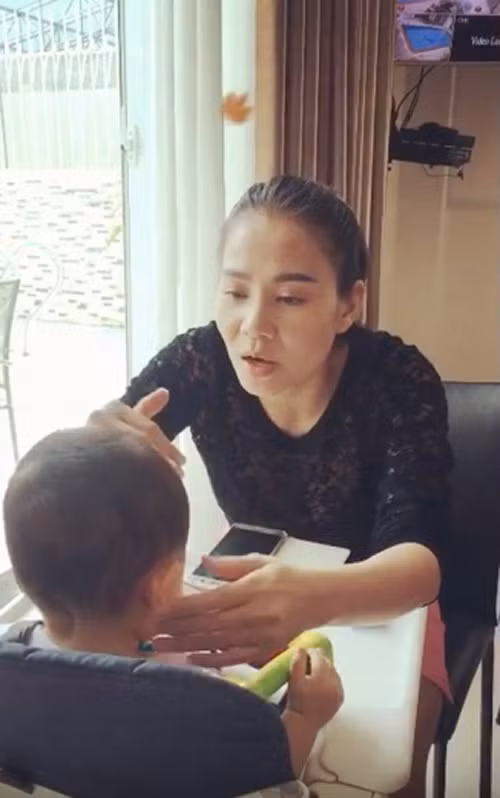 Mỗi khi con không ăn là Thu Minh gặp stress, "điên" nguyên một ngày. Mỗi khi con không ăn là Thu Minh gặp stress, "điên" nguyên một ngày.