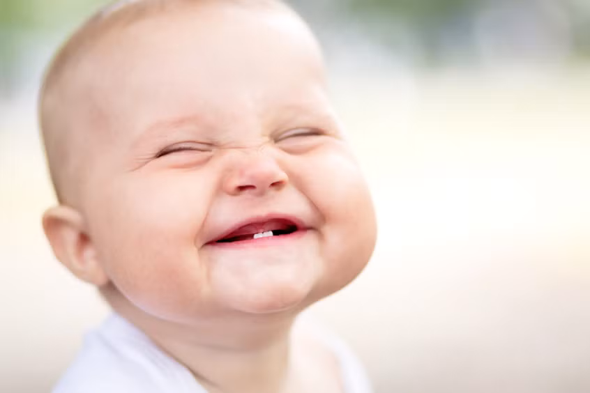 Hành động tử tế ngẫu nhiên: Nở nụ cười với một người lạ, chắc chắn bạn sẽ cảm thấy tâm trạng tốt hơn nhiều.