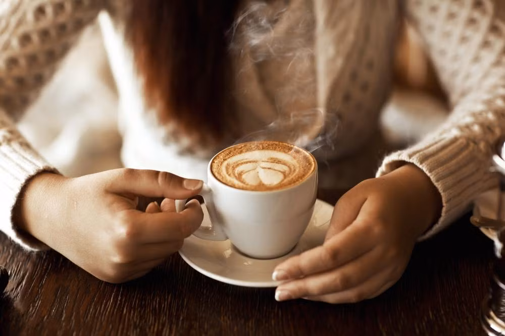 Khi cảm thấy căng thẳng, bạn nên tránh hoặc giảm cà phê, rượu. Caffeine và nicotine là chất kích thích và sẽ làm tăng mức độ căng thẳng của bạn. Tốt nhất, bạn nên uống nước và trà thảo dược.